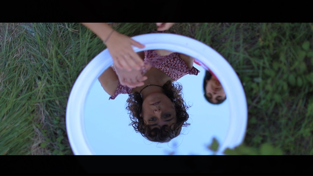 A TRAVÉS DEL MIRALL curtmetratge en català de Xavi Blanco amb Caterina Serra, Oleguer Falguera, Anabel Santana i Mònica Campillo.